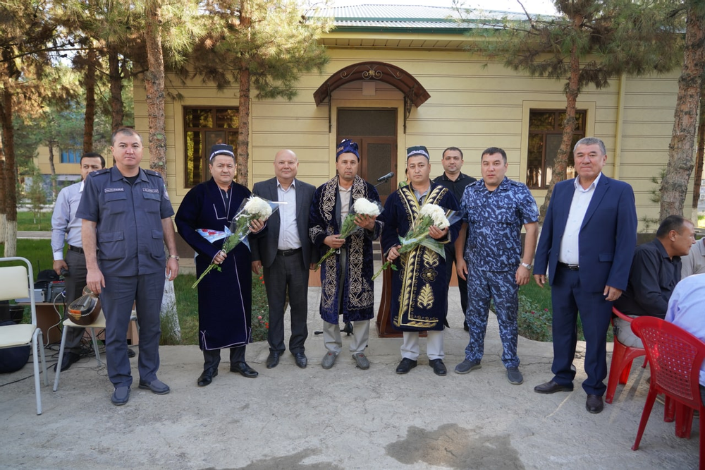 Faxriy ustozlarni qutlab