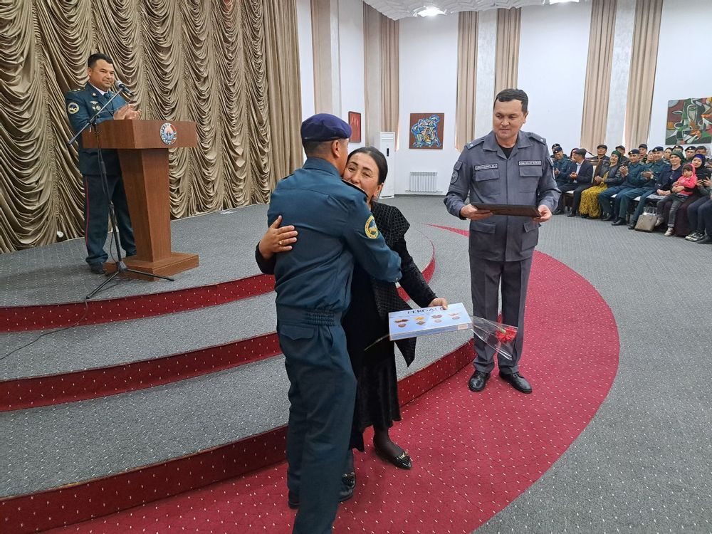 Аскарлар оналари қутланди