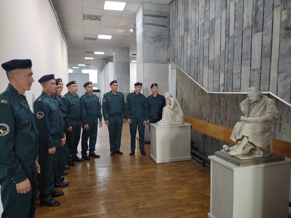 Ҳарбий хизматчилар санъат музейига саёҳат қилишди