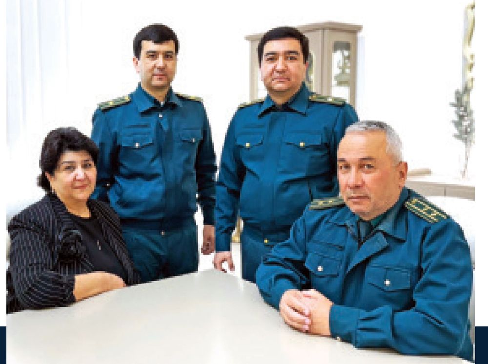 Хизмат либосидаги оила